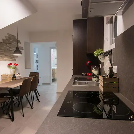 Apartment Downtown Spacious With Balcony - Two Bedroom With Balcony *