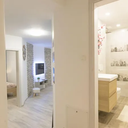 Lejlighed Downtown Spacious With Balcony - Two Bedroom With Balcony *