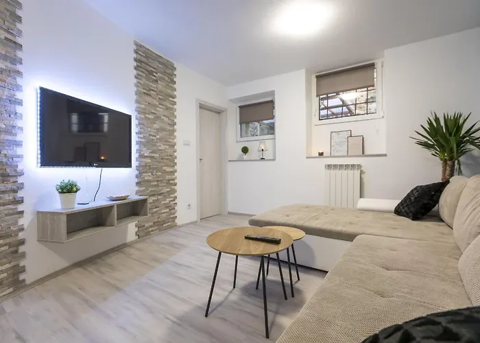 Downtown Spacious With Balcony - Two Bedroom With Balcony Apartmán *